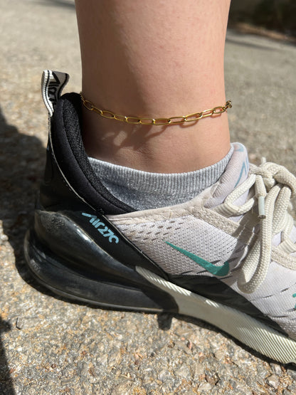 Paper ClipIntroducing our Paperclip 18k Gold Plated Anklet, a trendy and minimalist accessory that adds a touch of modern flair to your ankle. This anklet features a sleek andStainless SteelPaper Clip