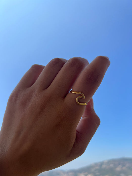 WaveThe Wave Ring is a stunning accessory plated in 18k gold. Inspired by the graceful motion of ocean waves. It symbolizes resilience, serenity, and the ever-changing nStainless SteelWave