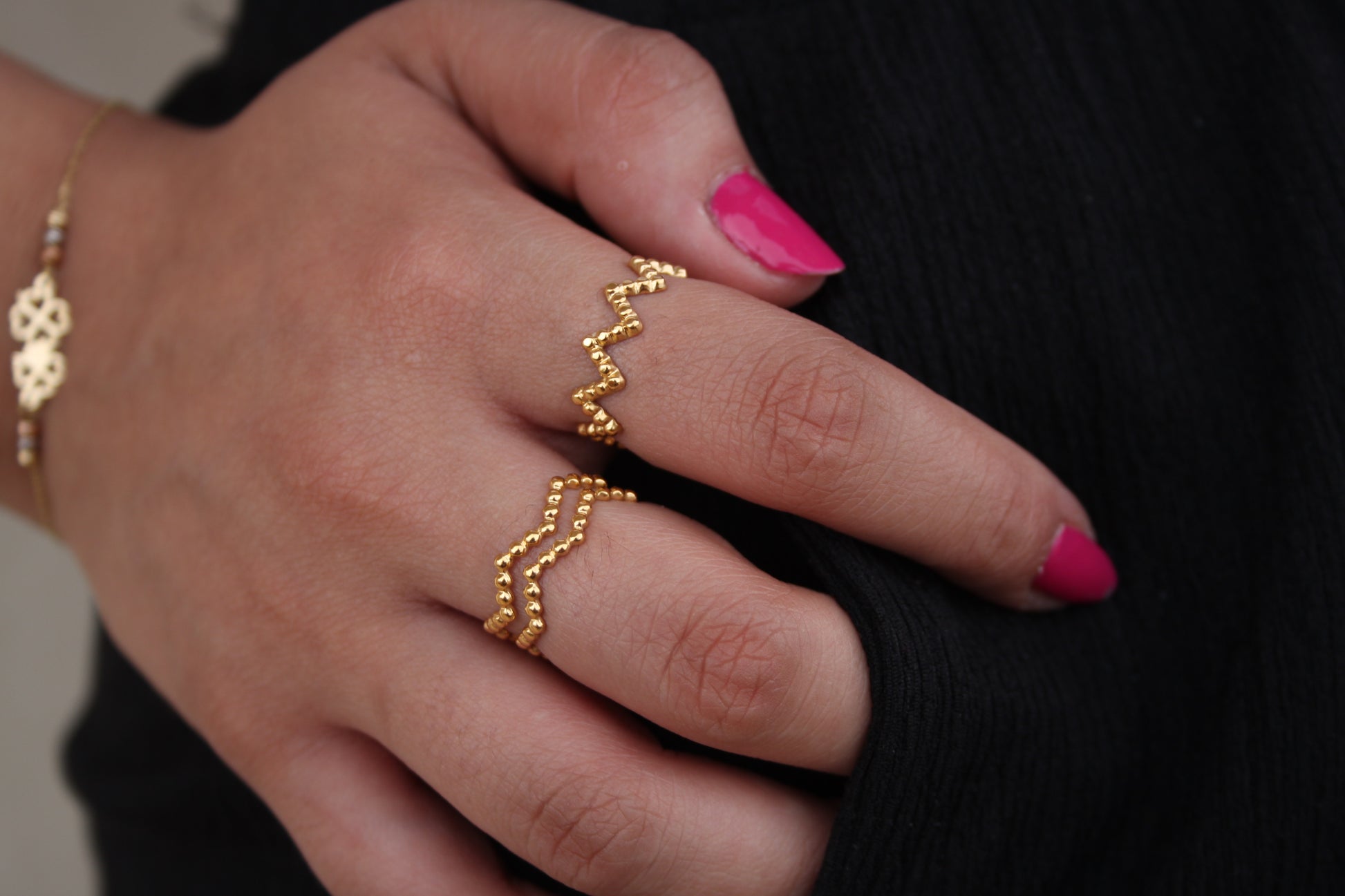 Zig-ZagThe Zig Zag Ring is a stylish and modern accessory plated in 18k gold. This ring features a unique zig zag pattern that adds a contemporary and eye-catching element Stainless SteelZig-Zag